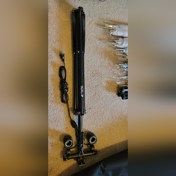 Cowboy Studio Lighting Kit 2 adjustable tripods 80" tall,  8 umbrellas & carryin - Picture 12 of 13